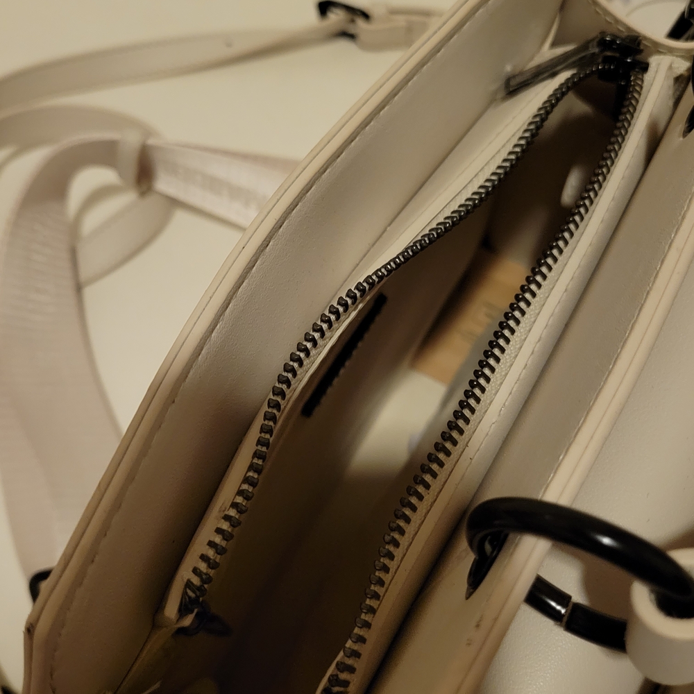 Steve Madden White Handbag with Matching Pouch - Picture 12 of 16